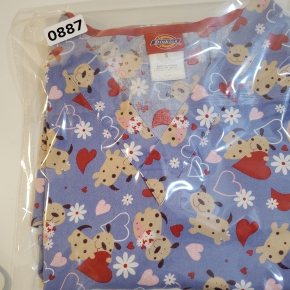 Dickies Women's Heart and Dogs Print Scrub top size S - Picture 10 of 10